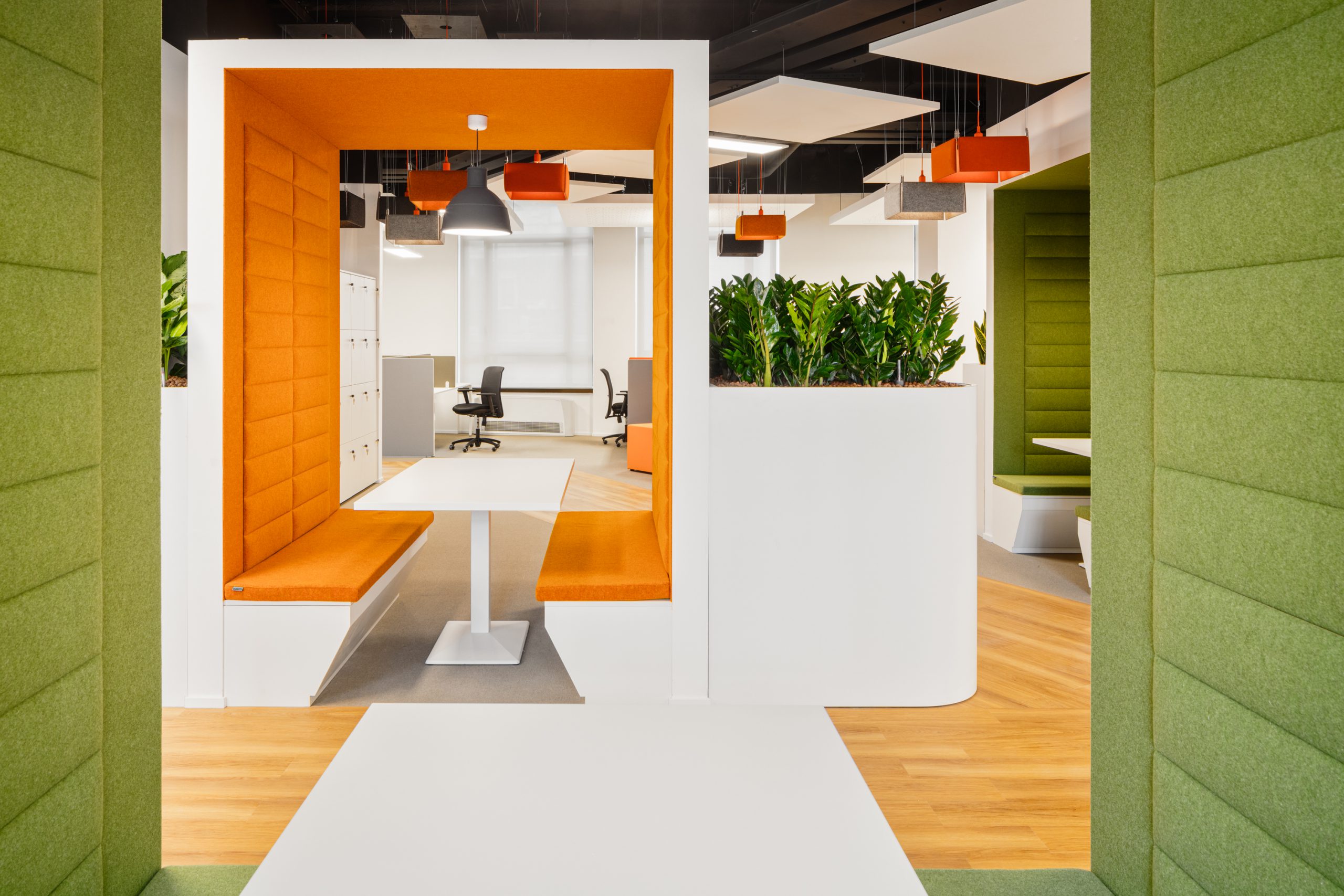 Facile.it: A creative office in orange - Tétris-db