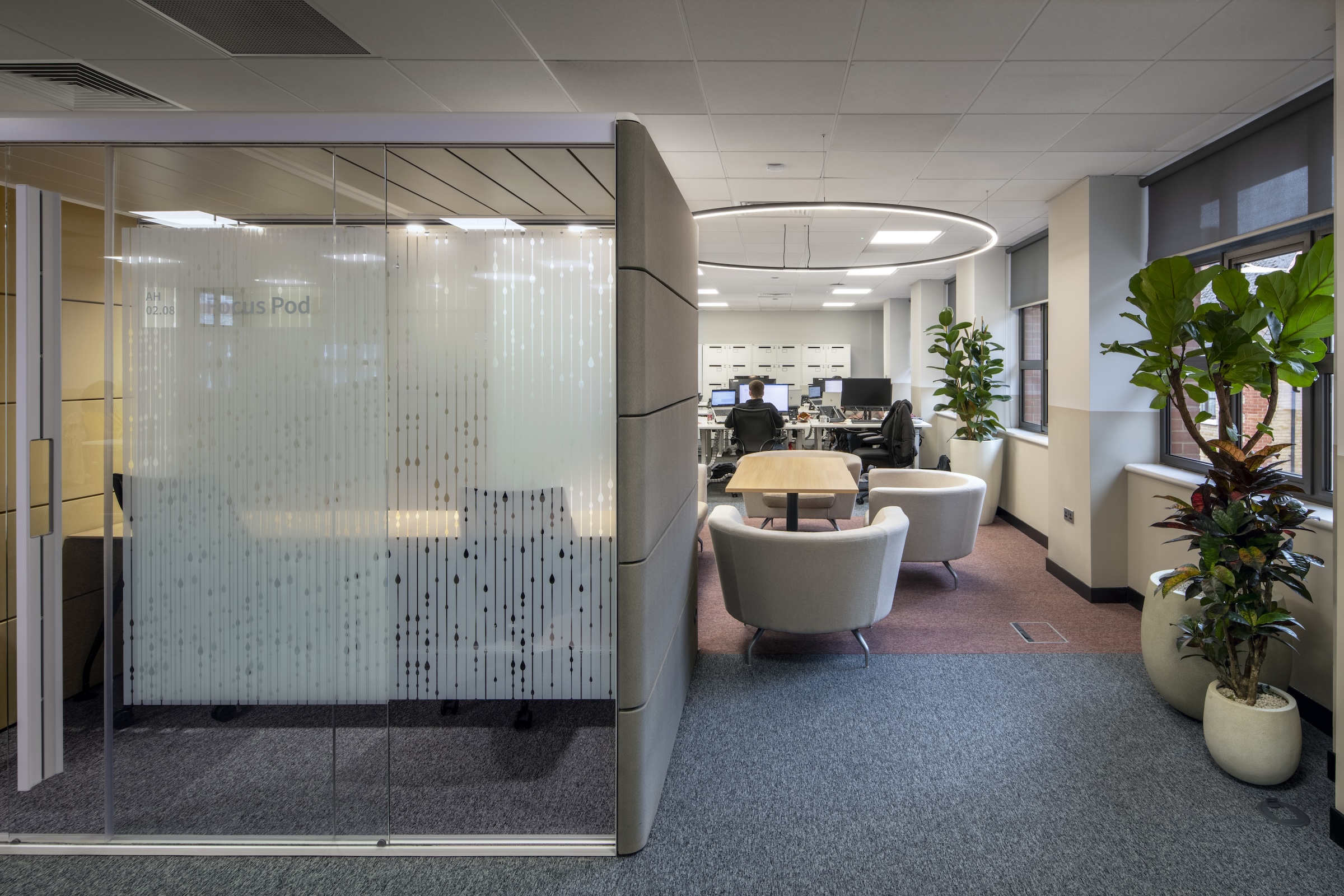 JLL: Refurbished workspace for real estate consultancy firm